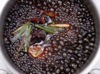 step1: 先將<span class="group_1">豉油汁</span>食材放進鍋中，煮滾計後煮中火煮10分鐘