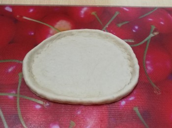 step6: 把發酵好的麵團一分為二，成六個麵團，桿成厚皮薄餅皮，皮的邊緣可弄厚一點，以防芝士流出。