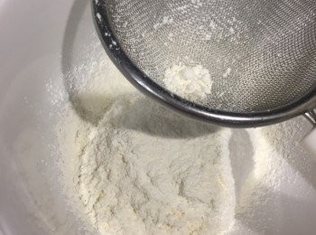 step2: 再將低筋粉過篩。