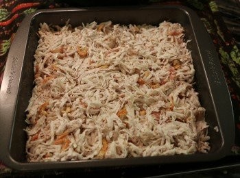 step6: 取一個蒸盤，在盤内刷上一層薄油，將拌好的芋絲倒入盤中，用手稍微壓實定型。（適當壓實，不需太用力）