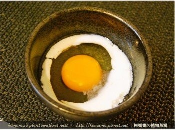 step5: 取一小碗，將雞蛋打入碗中，並添加鮮奶後，在一同打散成蛋液備用。