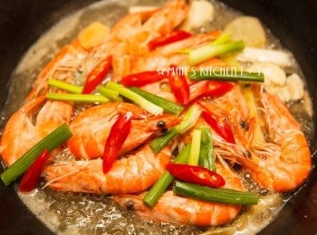 step4: 起鍋前再加入青蔥、辣椒與少許的鹽調味就完成了喔。