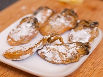 step4: 用手扑上少許生粉作用是令蠔的表面煎時更香脆