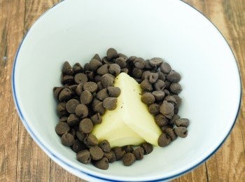 step1: 先將巧克力碎和牛油放入微波爐或用隔水加熱法，至溶化