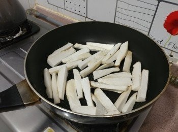 step2: 中火燒熱易潔鑊， 白鑊下菇條, 灑小許鹽炒至略為軟身； 及呈潮濕狀態;