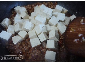 step8: 再加入豆腐，輕輕推開，讓豆腐均勻沾到醬汁。