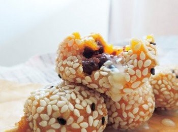 step6: 在品尝前，先淋上少许的炼奶以增加小点心的甜味。所以在食谱里，完全没加一点的糖份因为南瓜本身就有甜味在。如果你想要更多的甜味可混合糖在糯米粉里一起拌匀即可。