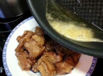 step7: 將煮好的焦糖汁淋上排骨上