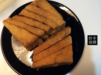 step1: 花干切片以後,熱鍋加點橄欖油放入花干煎一下,煎到表面稍微有點金黃色