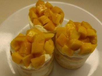 step8: 用蛋糕圍上蛋糕圍帶再加上最後半份芒果再雪凍即成。