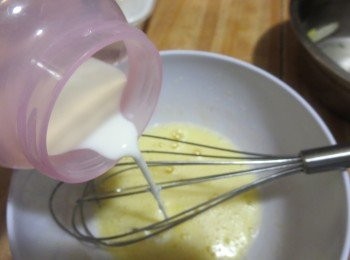 step2: 加入牛奶拌匀后和菜油轻轻拌匀。