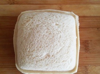 step3: 再用另一片吐司蓋上運用吐司壓模做成吐司盒