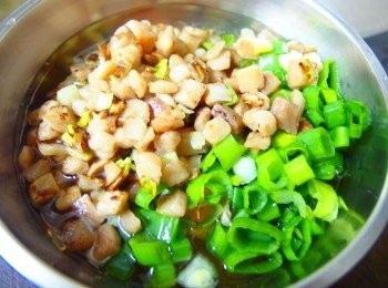 step3: 把 4顆蛋打散加入炒香的碎蘿蔔和蔥綠