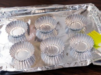 step17: 組合及烤焗做法： 預熱焗爐至攝氏 200 度。撻模內掃油。