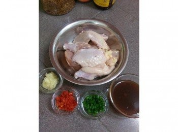 step1: 雞翅膀去掉尖的那隻骨頭，留下雞中翅和小雞腿醃製半個小時，<span class="group_3">醬汁</span>混合好備用，還有其他的材料也切好備用