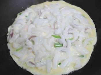 step6: 把麵糊緩緩倒入，盡量把花枝蓋過、讓花枝附在麵糊上。