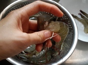 step2: 先將蝦去頭去蝦腸，剥殼，留蝦尾洗淨