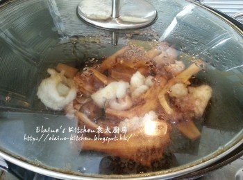 step7: 炆好的鴨腳再加入魚肚及冬菇拌勻 , 再蓋上蓋用慢火炆10分鐘至入味