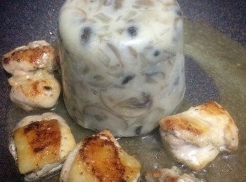 step5: 之後就加白汁蘑菇醬, 我係冰格拎出黎, 但唔緊要成舊放落去, 加水等佢煮返溶