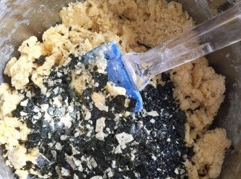 step3: 加入過篩麵粉，攪拌，再加入加入黑芝麻翻拌均勻