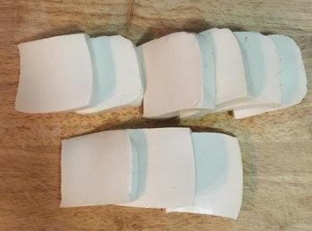 step4: 傳統嫩豆腐切成帶厚度的片狀。