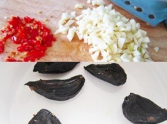 step1: (白)蒜切粗末、紅辣椒切細末、黑蒜頭去膜備用。
義大利直麵滾水加鹽煮至喜愛的軟硬度八、九分先撈起備用。