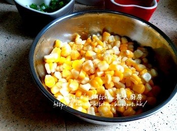 step5: 粟米放入電蒸鍋內蓋上蓋蒸15分鐘 , 盛起將粟米粒起出備用