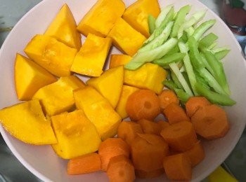 step1: 南瓜、甘荀去皮切小粒，西芹切細條狀，大火蒸熟至軟身