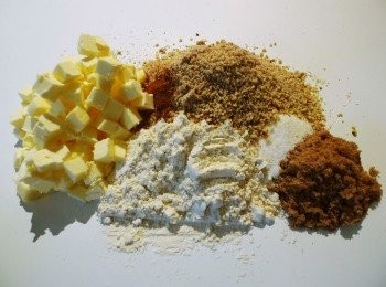 step1: 塔皮做法(Crumble Pastry):將麵粉,黑糖,糖,奶油塊,磨碎的杏仁,肉桂粉和鹽放在平台上。用手將它們混合，慢慢的揉成麵糰，奶油塊也會慢慢的和乾的<span class="group_1">食材</span>混合。接著再用指尖將麵糰搓成小塊小塊樣即完成！