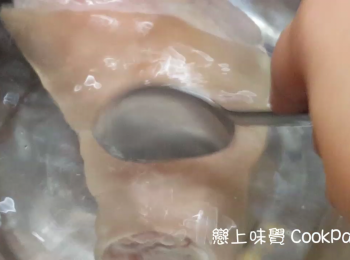 step3: 將咸豬手汆水，備用。