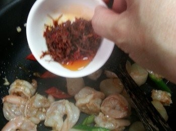 step13: 再落XO醬炒勻,將所有材料炒熟(如喜歡食辣可轉用特辣XO醬)