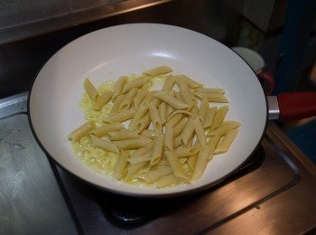 step3: 將煮好的筆管麵入鍋拌炒