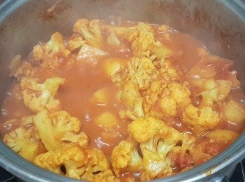 step5: 下椰菜花，煮10分鐘，如醬汁太乾可多加點水，可加指天椒