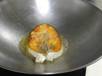 step3: 矖下幼鹽及黑胡椒碎，两邊煎熟成金黄色。即可上碟。
