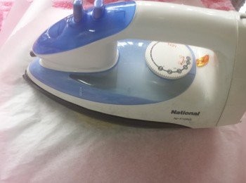 step6: 將熨斗放上，熨麵糊1分鐘。