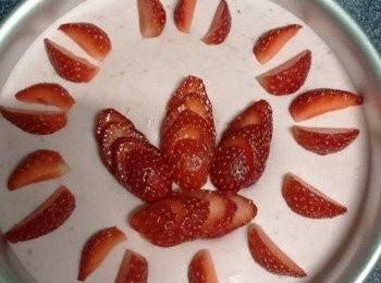 step14: 将適量士多啤梨平鋪芝士層