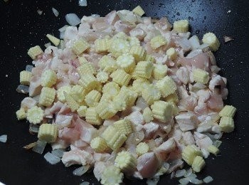 step3: 玉米筍切小丁後入鍋炒