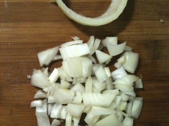 step3: 將洋葱圈裡頭的洋葱切碎。將紅蘿蔔切碎備用。