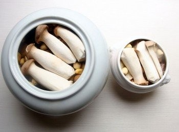 step9: 一次的材料可分別製作大盅或小盅。只要有點深度的<span class="group_3">容器</span>皆可。我使用Miele蒸爐100度c蒸1小時,再拿出放入海參及豬蹄筋和美白菇加入少許鹽,再蒸30分鐘即可完成。亦可用大同電鍋來蒸煮,外鍋先放2杯水,跳起後再放其它<span class="group_1">食材</span>,外鍋再放1.5杯水蒸煮。完成跳起後再燜20分鐘讓所有<span class="group_1">食材</span>都入味