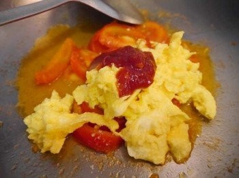 step5: *將炒好的滑蛋放入後迅速將番茄醬，鹽，糖加入拌勻。