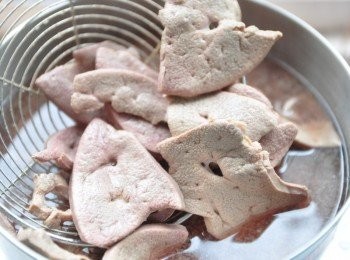 step1: 購買新鮮的豬肝，請豬肉攤老闆代切薄片，清洗後以滾水(加入少許米酒)放入川燙約10~15秒關火，靜置約10秒起鍋，以乾淨熱開水沖淋2遍再以冷水沖淋2遍再放涼後放入冰箱冷藏約30分鐘，或放入冰塊水冰鎮約5分鐘。