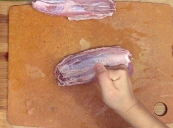 step2: 之後用叉子將牛腱插滿孔