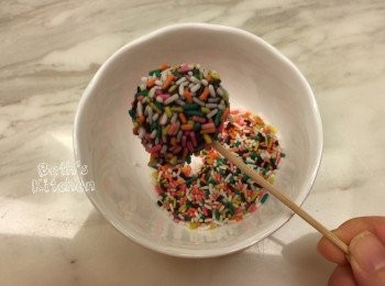 step6: 再蘸上糖果，插在杯子裡，放入冰箱15-20分鐘讓巧克力凝固