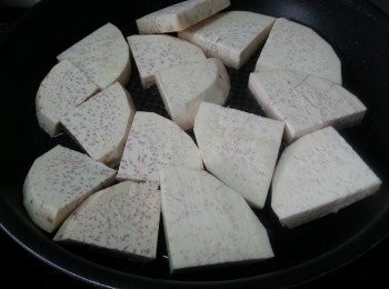 step6: 芋頭去皮洗淨抹乾水份,切一片片,用平底鑊落油半煎炸至兩邊金黃待用
