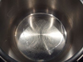 step4: 準備一個大鍋,熱鍋後,倒入沙拉油。