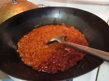 step3: 把辣椒糊倒入锅里，用中火煮5-10分钟至微干。