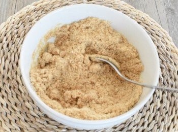 step2: <span class="group_1">餅底</span>做法：將餅乾用攪拌機或擀麵棒壓碎，然後與溶化牛油拌勻