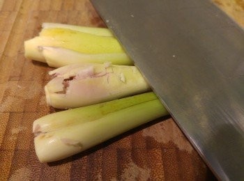 step2: 香茅拍扁切段備用。