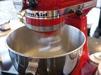 step4: 蛋白的部分，用攪拌機高速打發，分兩次加入一半量的砂糖（75g）。