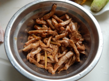 step3: 豬肉炒至八分熟裝盤備用。